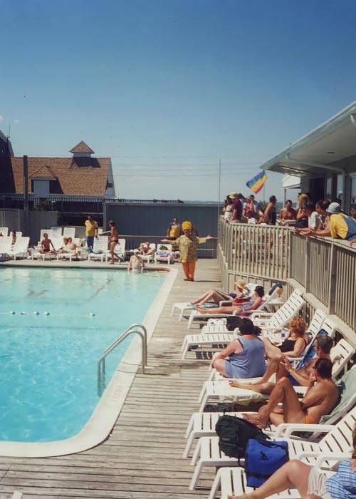 The-Grove-Hotel Poolside